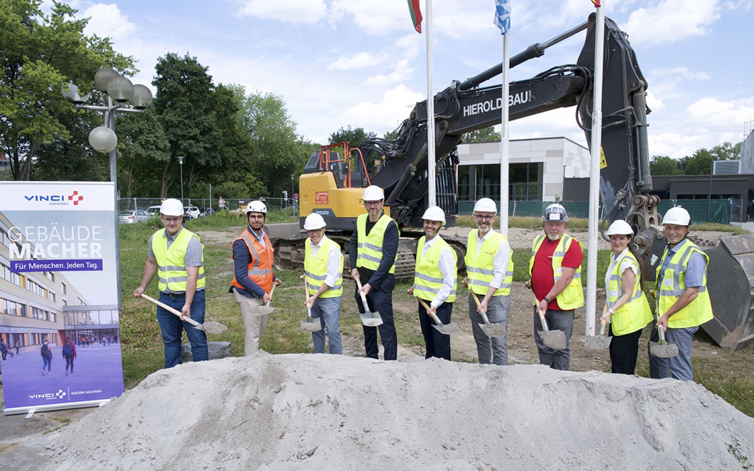 Das VINCI-TeamSpatenstichVINCI FacilitiesNeubau: Hans-und Sophie-Scholl-Realschulen23.06.2026Kurt-Schumacher-Allee 892637 Weiden in der OberpfalzFoto: Christian Rudnik